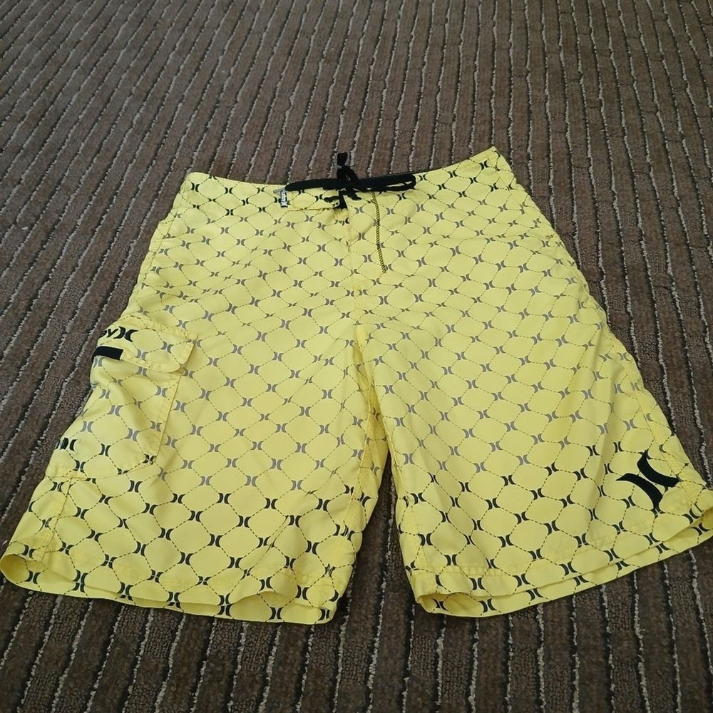Hurley Logo Print Yellow / Black Board Shorts Men's Size 31 Beach Swimming Pool