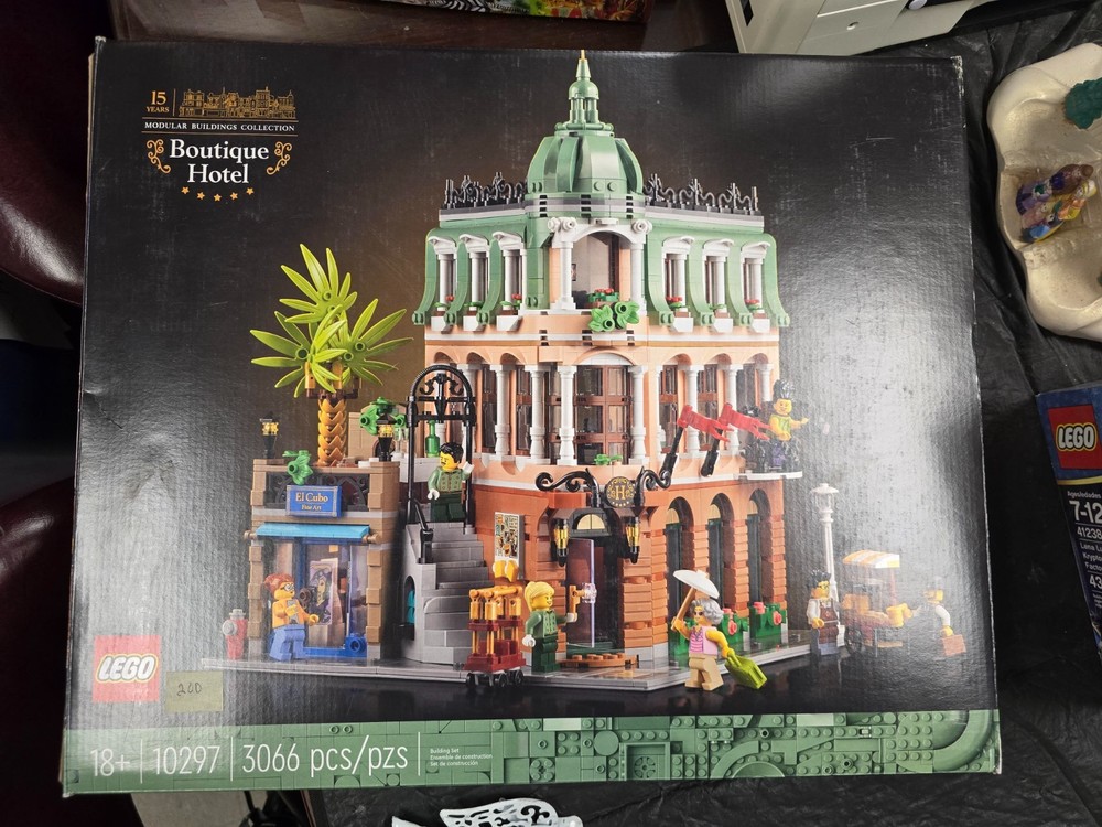 LEGO Icons: Boutique Hotel (10297)