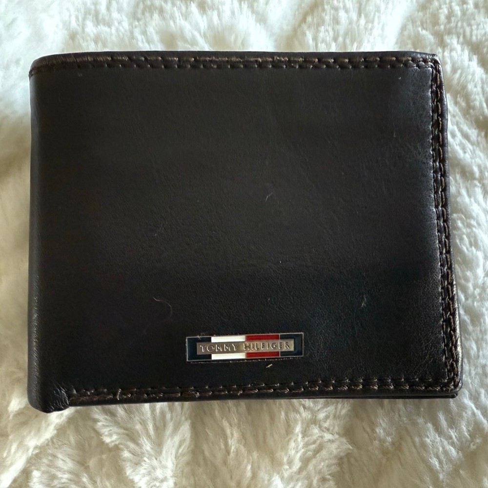 Tommy Hilfiger Brown Leather EUC Bifold Wallet for Men  
