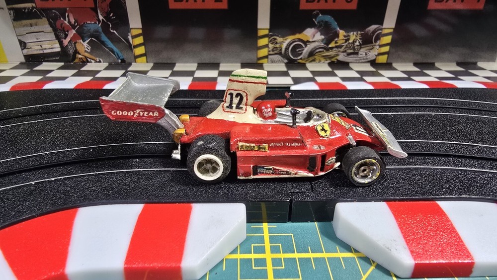 AFX slot car #32 - Red/White - F1 Ferrari - tested - runs