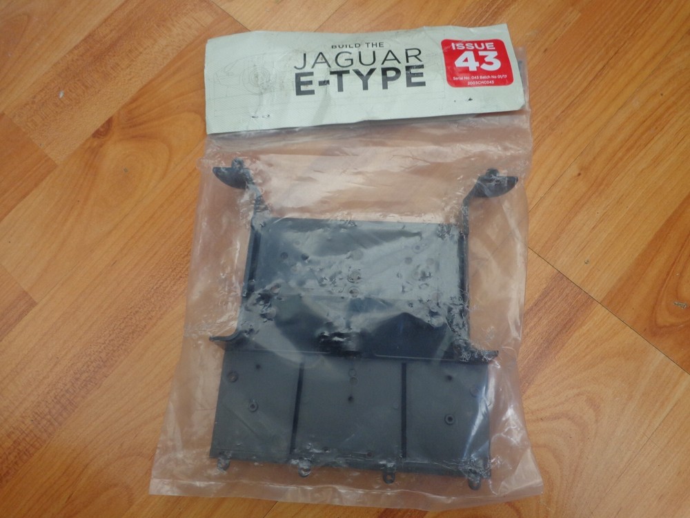 1/8 DEAGOSTINI BUILD YOUR OWN THE JAGUAR E-TYPE CAR ISSUE 43 PART