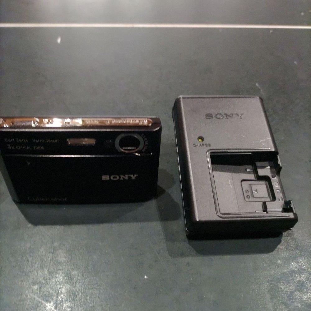 Sony Cybershot DSC-T70 Digital Camera with 3x Optical Zoom & Carl Zeiss Lens