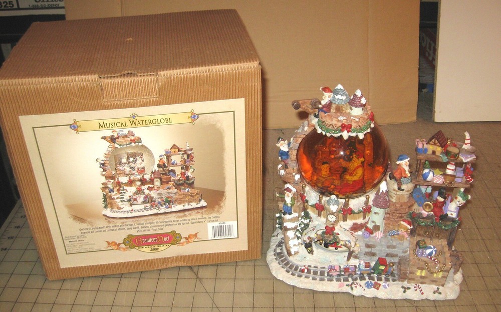SANTA'S WORKSHOP Musical Snow Globe Figurine, Grandeur Noel 2000 Jingle Bells!