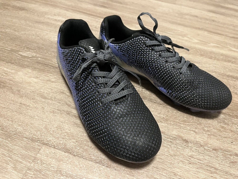 Soccer Cleats  Size 6 Unisex