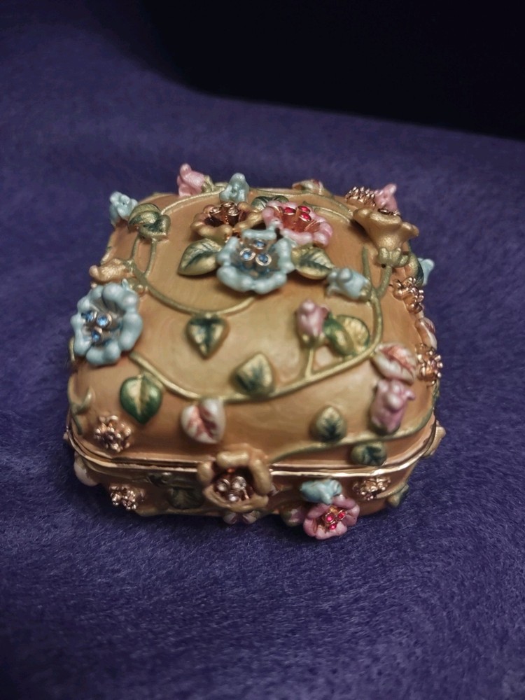 Joan Rivers floral vine enamel hinged magnetic trinket box 2x2 inches