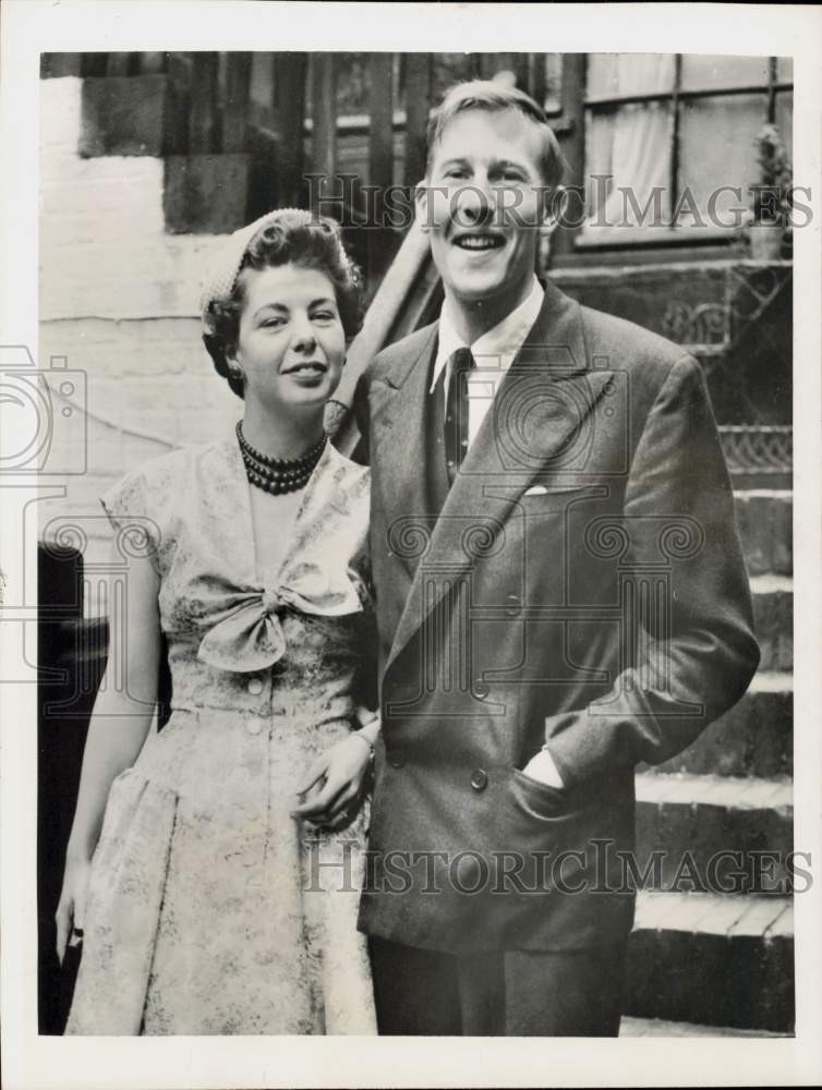 1955 Press Photo Young Couple Poses for Portrait - lra77121