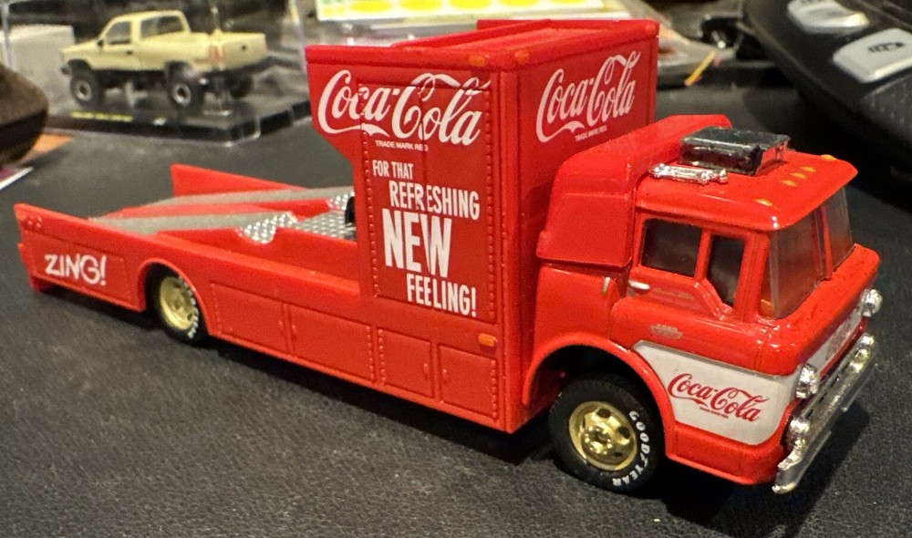 M2 Machines 1/64 Hauler 1970 Ford C950 (tb)