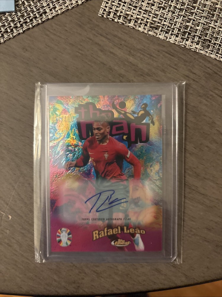 2023 Topps Finest Road to UEFA Euro 2024 - The Man #TM-RL Rafael Leao AUTO /100