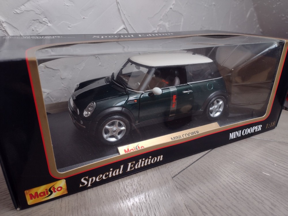 Maisto 1/18 Scale Model Car 31619 - Mini Cooper - Green/White