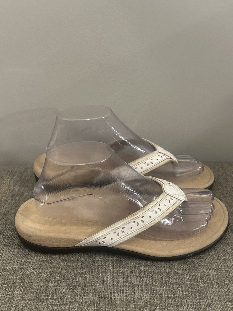 Vionic Women’s White Leather Slip On Thong Sandal Size 7