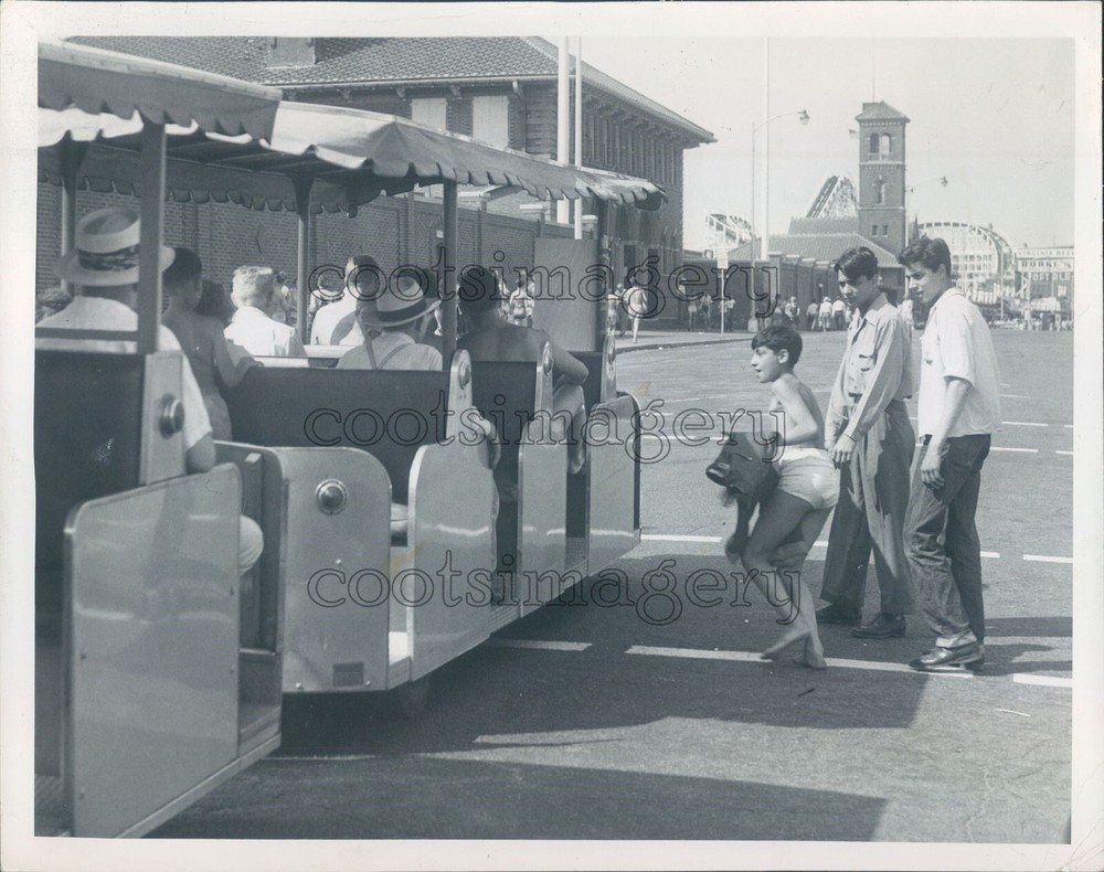 1950 Press Photo People Board Tram 1950s Revere Beach Massachusetts