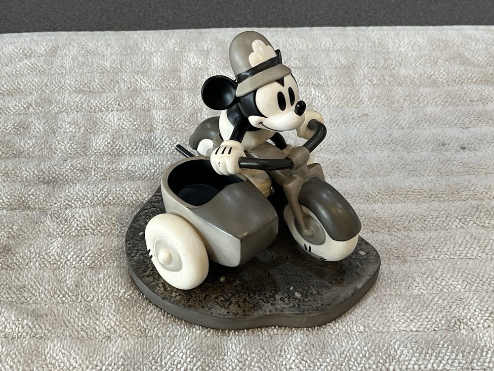 WDCC Disney Classics On Patrol The Dognapper Mickey Mouse Figurine