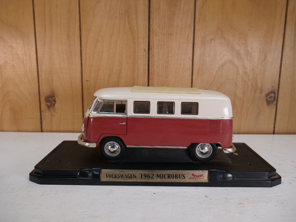Volkswagen 1962 Microbus Road Signature 92328 1/18 Scale
