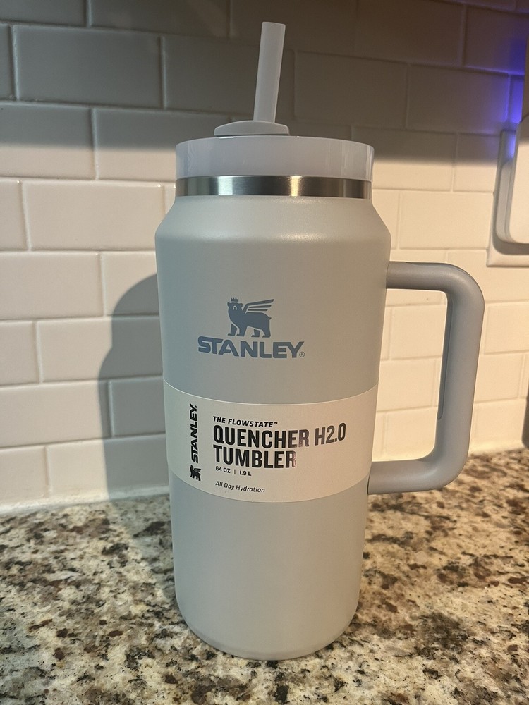 THE QUENCHER H2.0 FLOWSTATE™ TUMBLER | 64 OZ Fog Color.