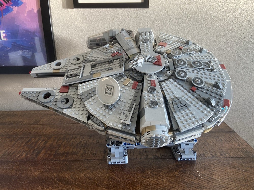 LEGO Star Wars: Millennium Falcon +Light Kit & stand  READ DESC