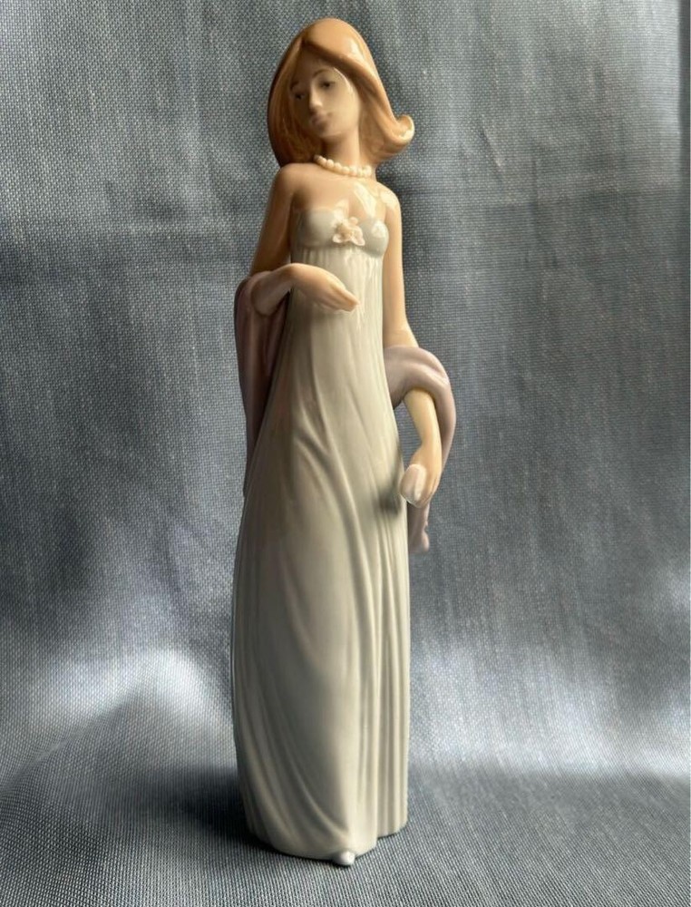 Lladro Girl Figurine 5487 Standing 20.5cm Tall Handcrafted Porcelain