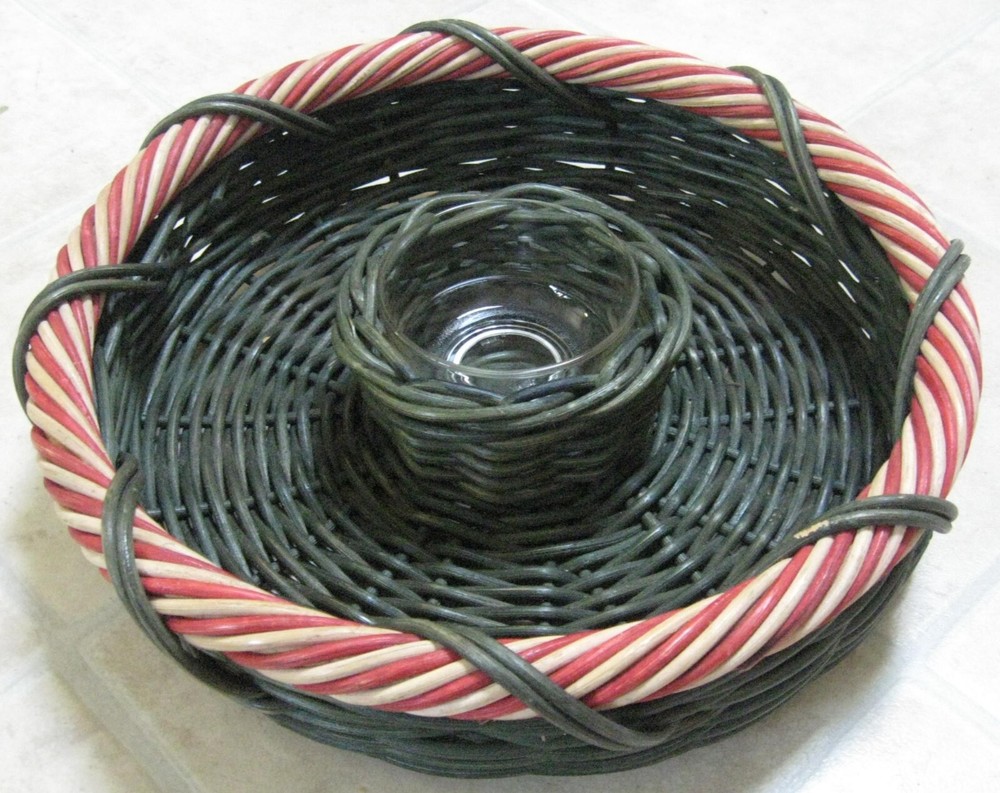 Wicker Rattan Chip Dip Serving Tray Bowl 14.5 Inch Christmas Red Green White  