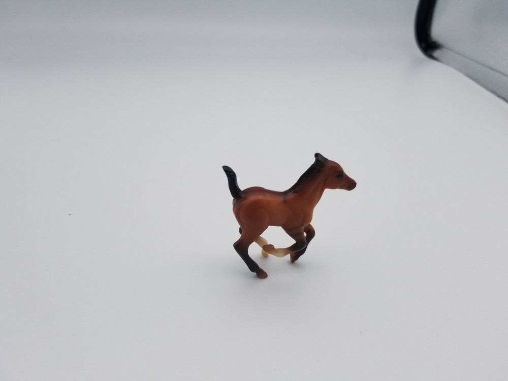 BREYER Stablemates Mystery Foals Running Bay Foal #5938 [-]