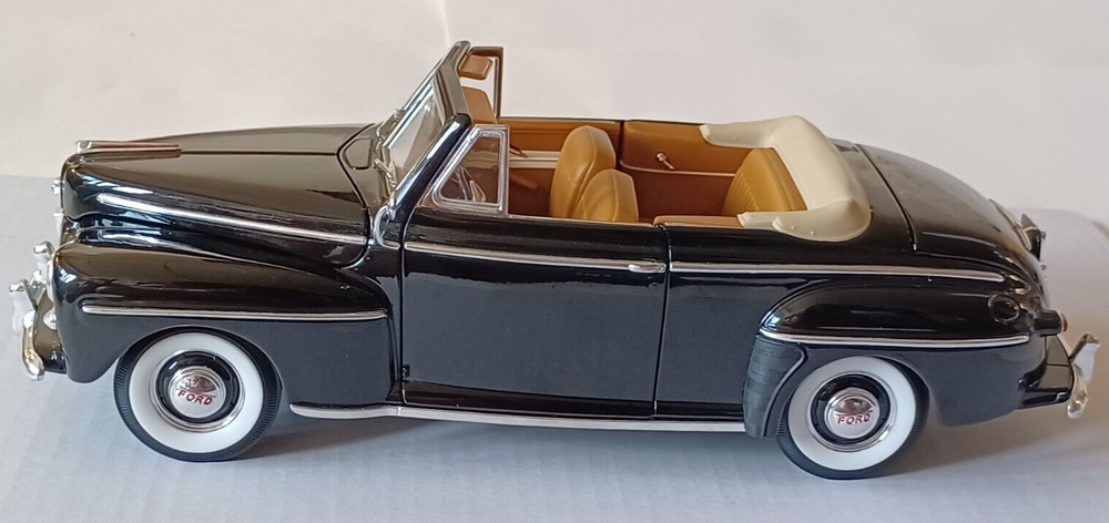 1948 Ford Convertible - Road Signature - Scale 1/18 - Deluxe Edition - Black