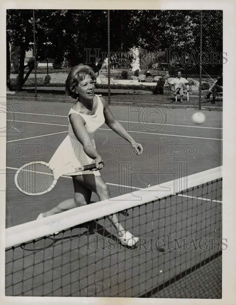 1962 Press Photo Singer Dinah Shore plays tennis in Miami Beach, Florida
