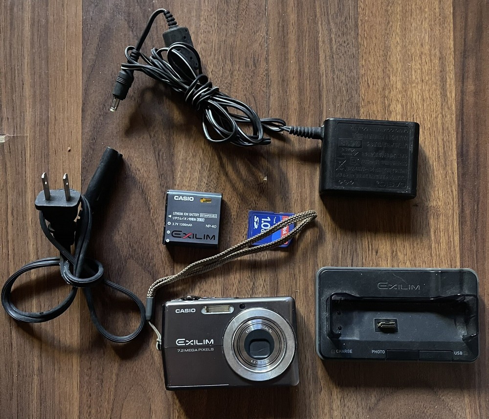 Casio EXILIM ZOOM EX-Z700 7.2MP Digital Camera w/ battery & Charging Dock. Read