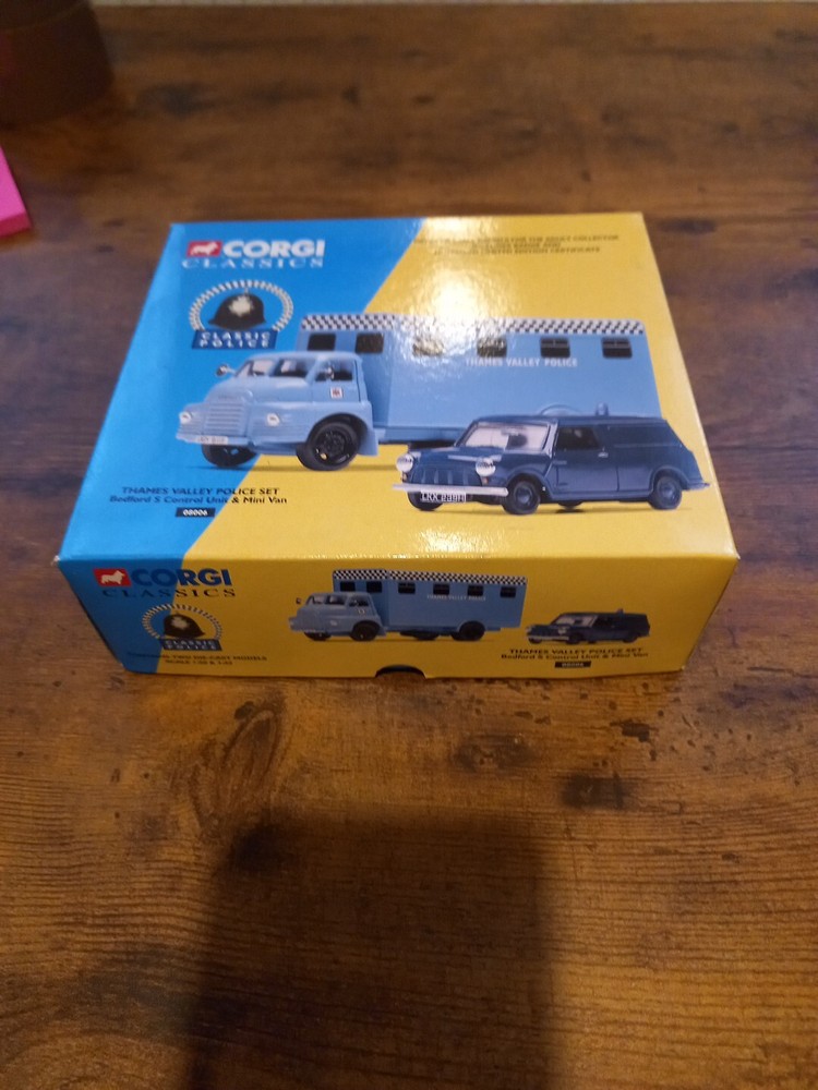 Corgi Classics 08006 Thames Valley Police Set - Bedford S Control & Mini Van