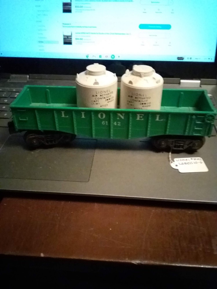 Lionel O Gauge 6142 Green Gondola Freight Car with Canisters