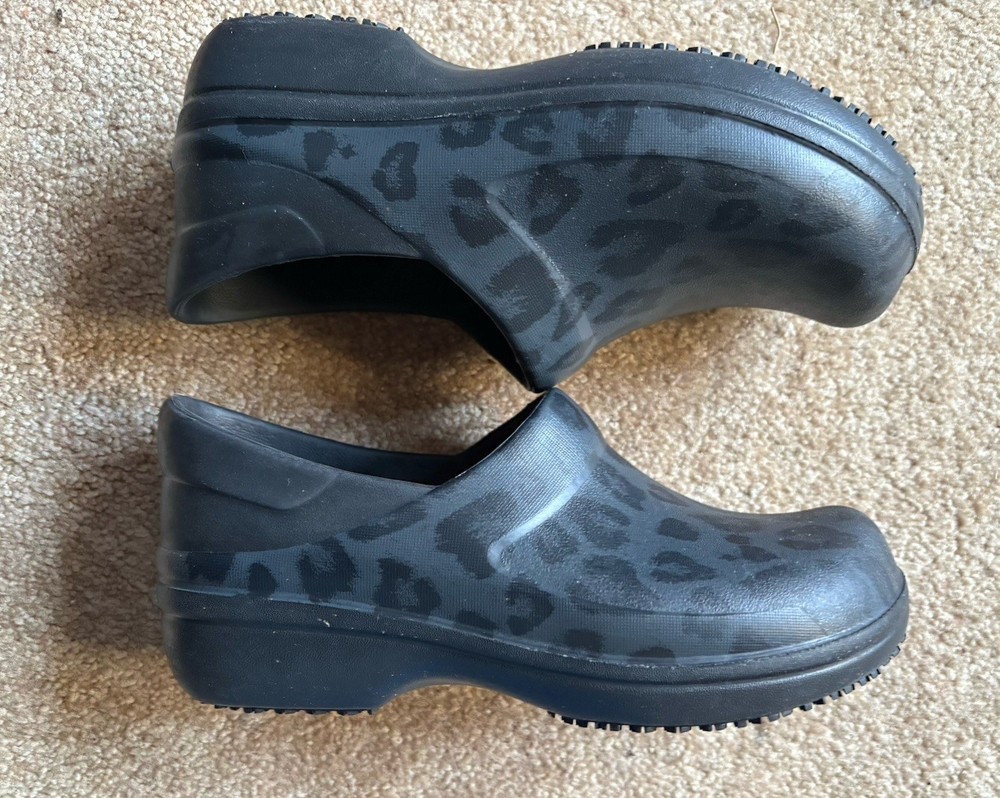 Crocs Neria Pro II Clogs Dual Comfort Sz 6 Leopard Print Comfort Slip Resistant