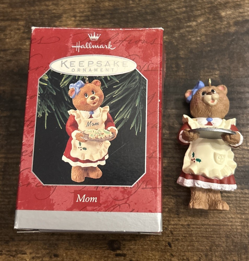 1998 Hallmark Keepsake Christmas Ornament Mom Bear Holding Cookies Q2