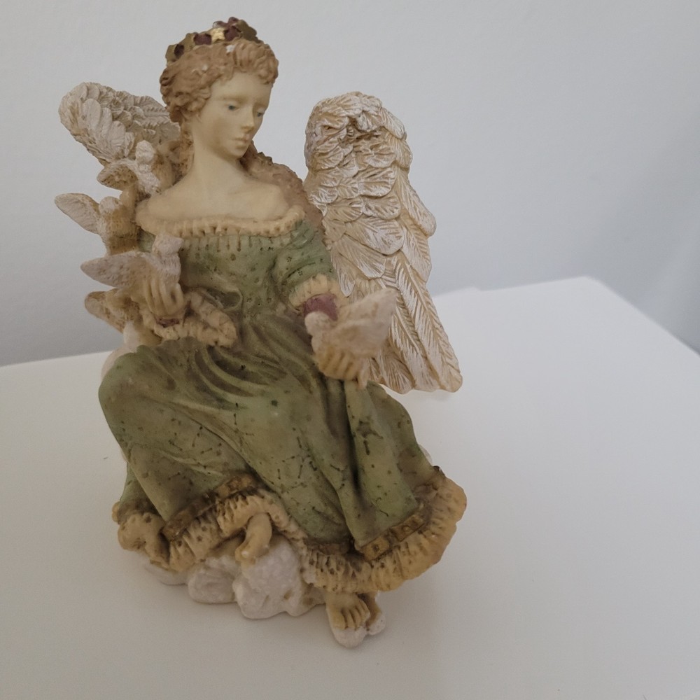 United Design Angel Collection 1994 Angel With Doves Figurine CL-068 Kim Isaacs 4 Inch Tall