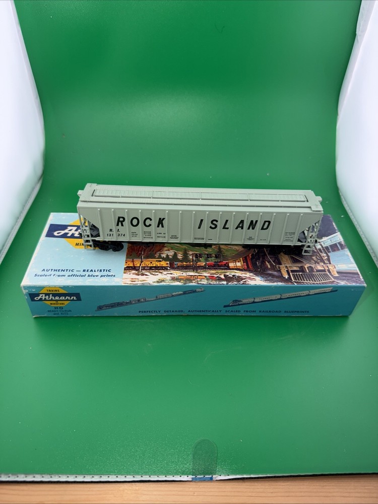 Athearn HO Scale Rock Island RI #131374 54' Rib Side 3-Bay Covered Hopper 5310
