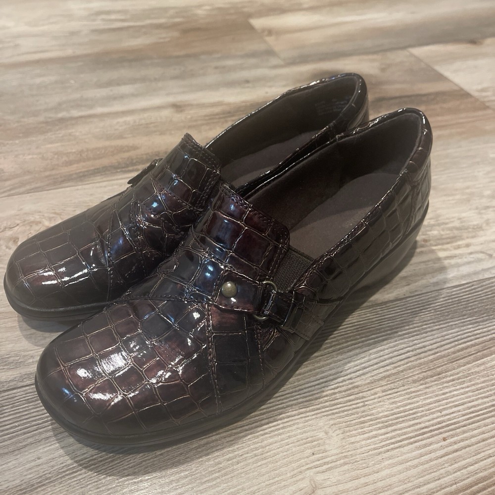 Clarks Women's Brown Alligator Patent Slip-On Loafers Size 8M