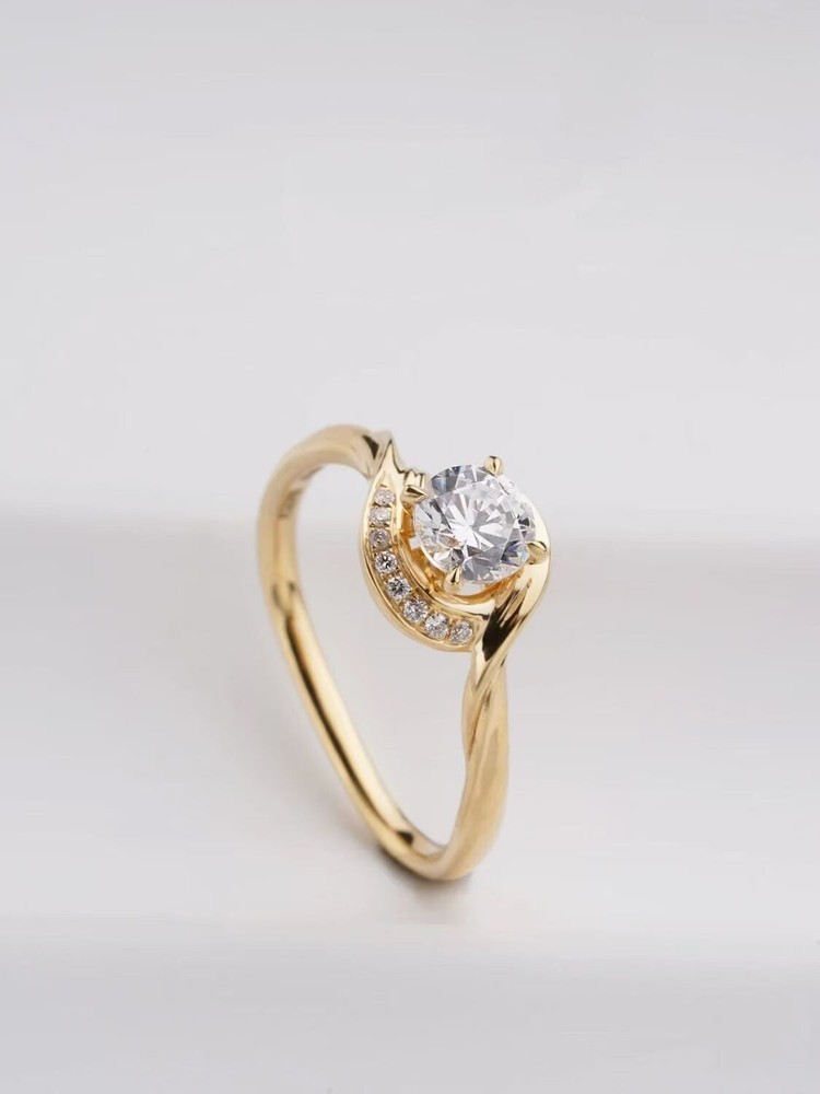 18K Gold Moissanite Womens Fashion Ring Stackable Elegant