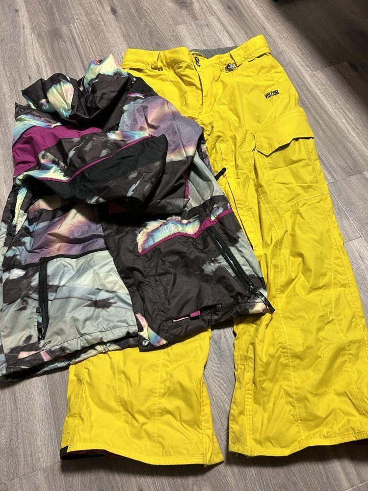 Volcom GORE-TEX Snowboard Jacket Mens Size L with pants Yellow