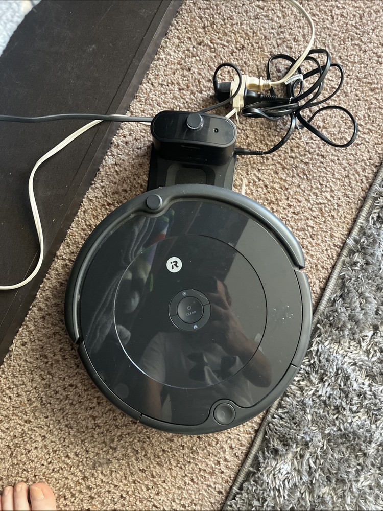 iRobot Roomba Robot Vacuum Black Used Includes Charging Dock