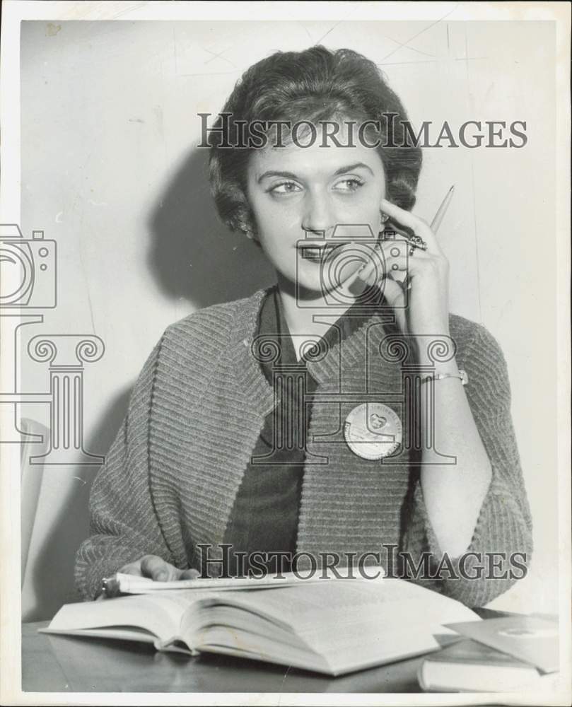 1961 Press Photo Monzelle Emberton of Kansas reading a book - lra54729