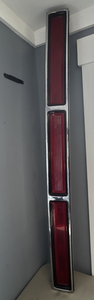 1995-1997 LINCOLN TOWN CAR CENTER TAIL LIGHTS BEZEL  F5VB-54423A42-AB