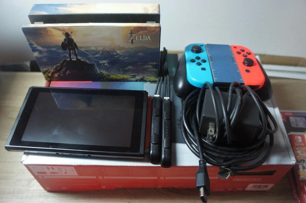 NINTENDO SWITCH W/BOX +GAMES, REMOTES, 60+ VIRTUAL CARTS, MICROPHONE, ZELDA SKIN
