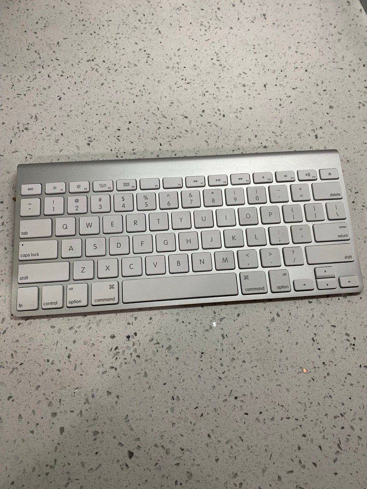 Apple A1314 Wireless Bluetooth Keyboard 2009 Model Tested & Working 11x5 Inches