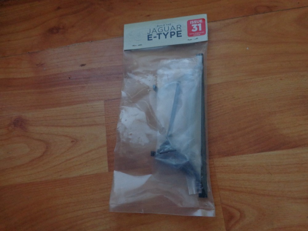1/8 DEAGOSTINI BUILD YOUR OWN THE JAGUAR E-TYPE CAR ISSUE 31 PART
