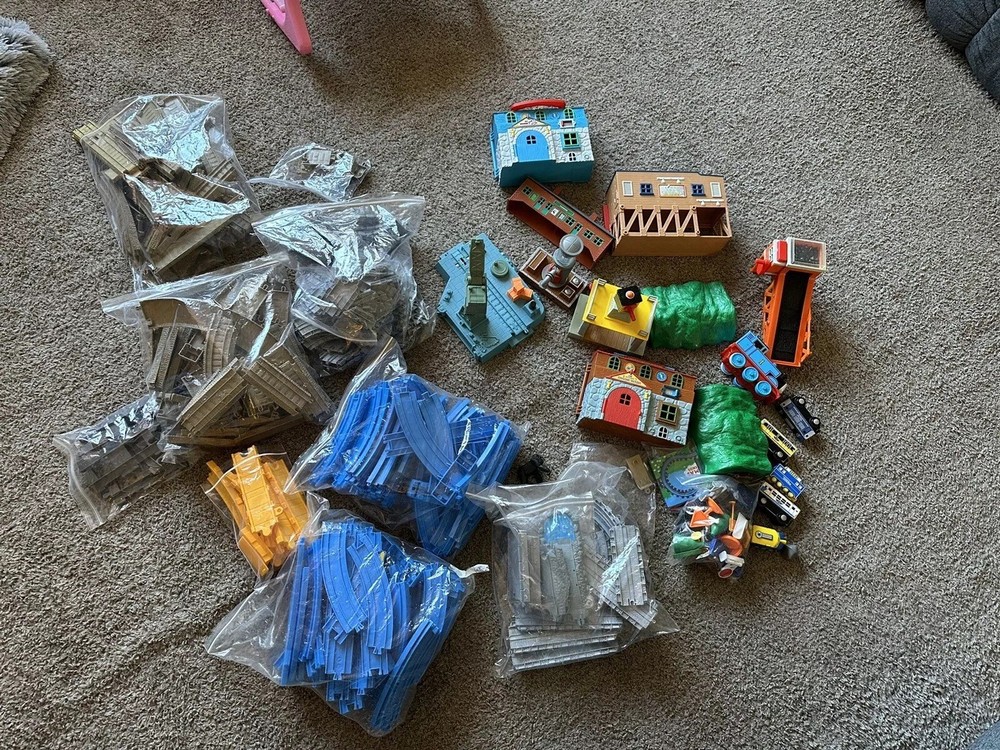 HUGE  Vintage Thomas And Friends Train track lot W/Accessories Fast Shipping
