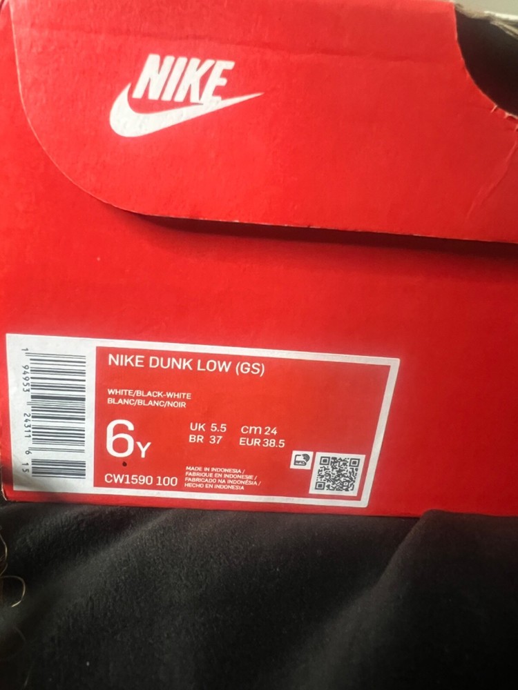 Nike Dunk SE Low Suede Panda