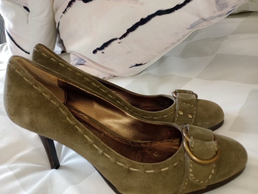 Coach Dinah Ladies Khaki Suede Heels Sz8.5 B Fitting Wooden Heel Leather Lined