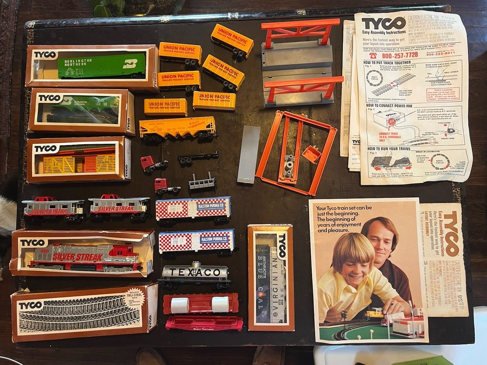 Vintage 1980 Tyco Silver Streak Train Set with Nite Glow Parts 30p Lot  