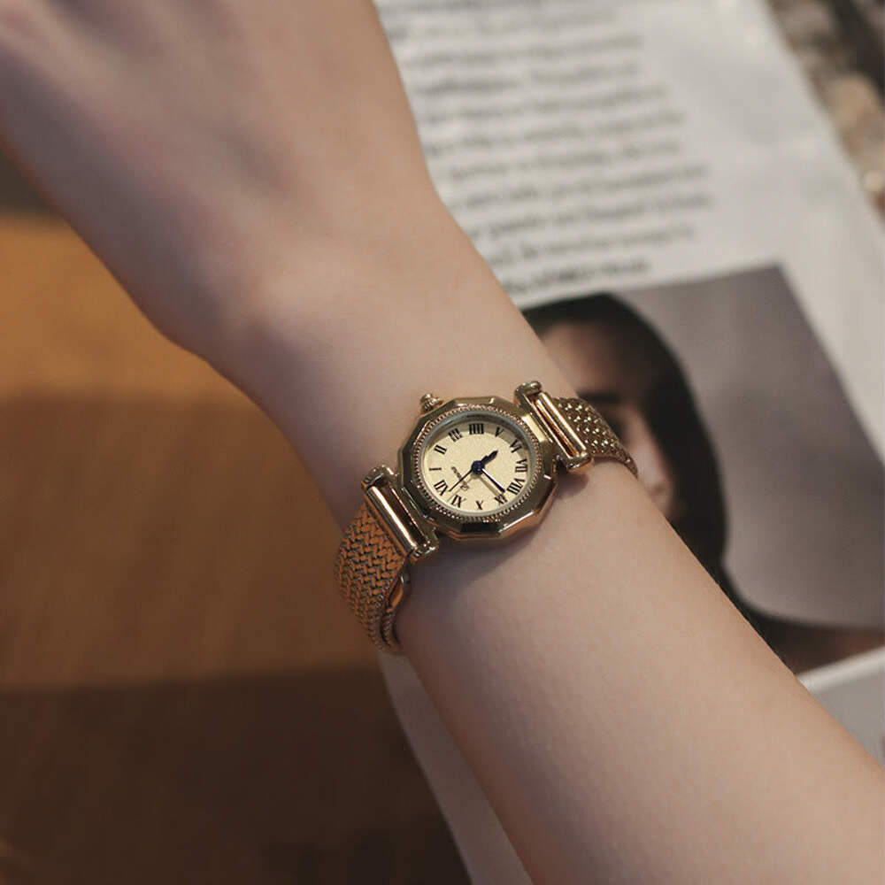 Vintage Gold Steel Round Dial Watch for Women