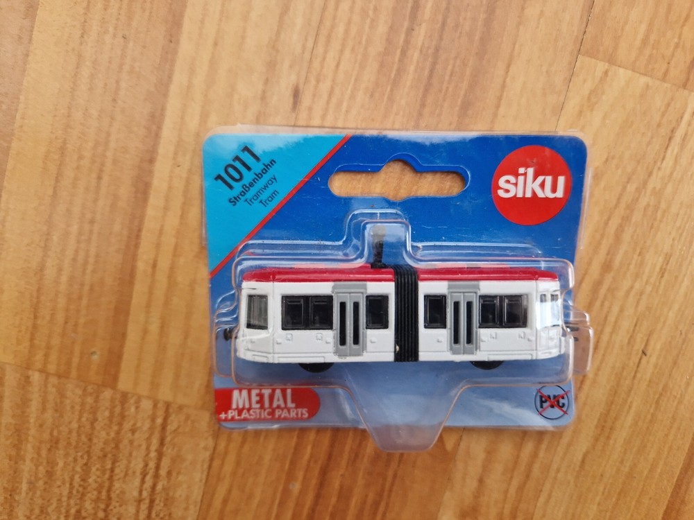 SIKU WHITE/RED TRAM MODEL REF 1011 NEW CARDED