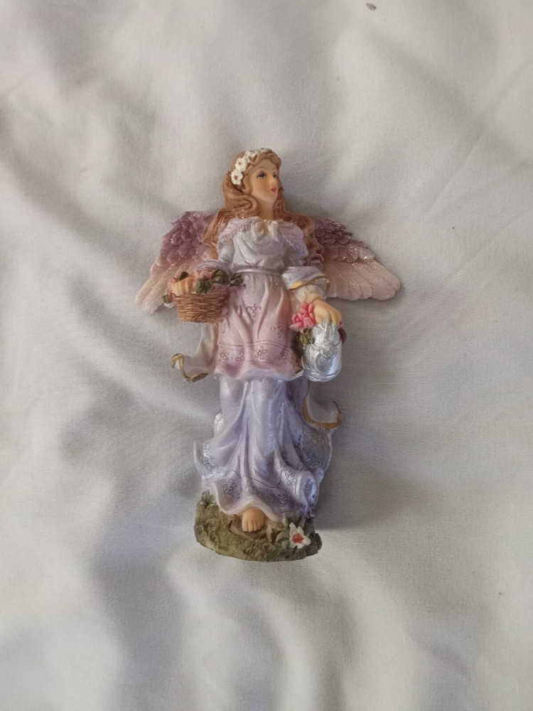 VTG 2001 Angel With Flowers in Hands by Lincolnshire Gift Collection