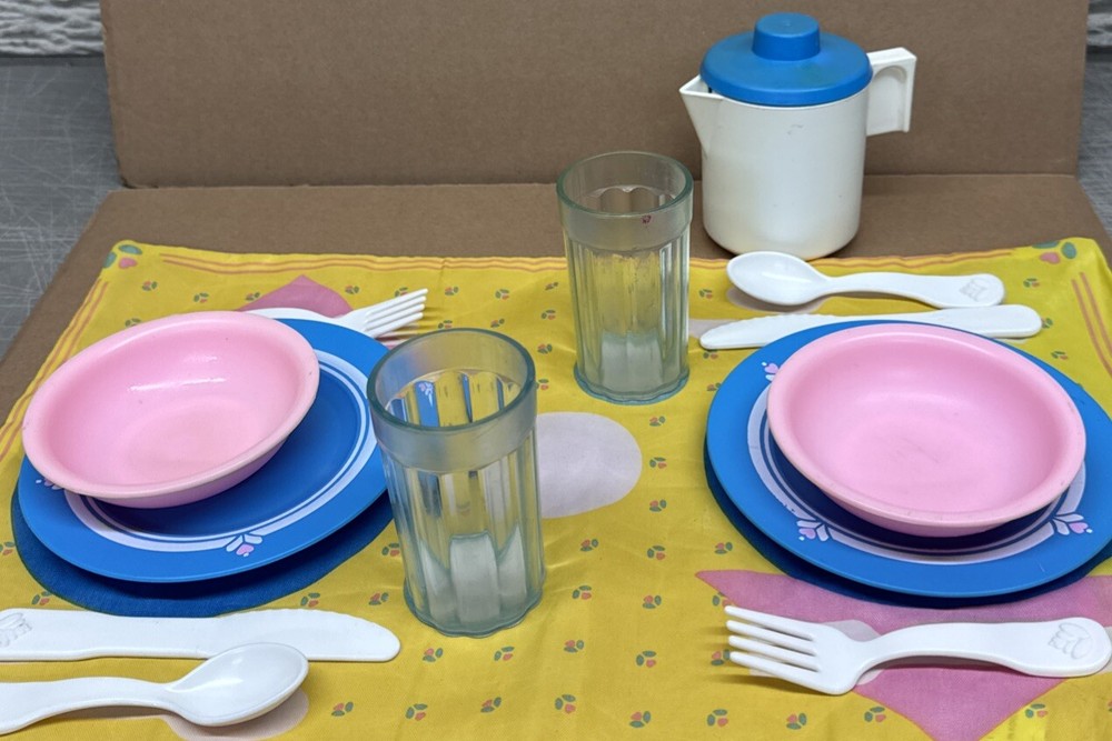 Vtg 1991 Fisher Price Fun w Food Dinnerware Set 2174 Tablecloth Glasses