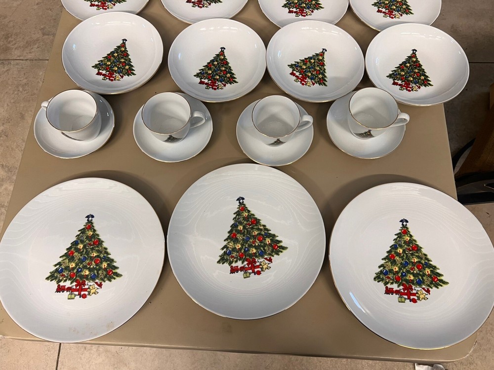 Set Of Jamestown China Christmas Treasure China Service For 4 - Missing 1 Plate