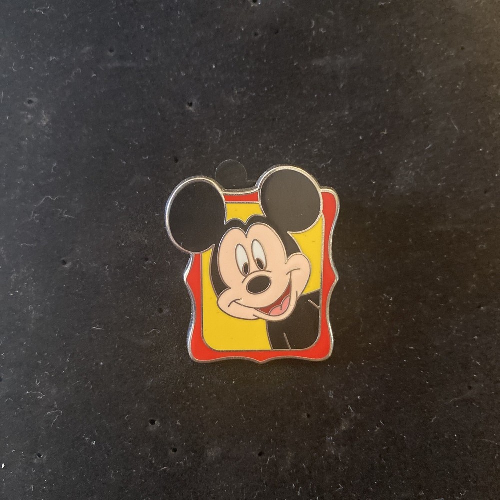 Peeking Mickey Mouse & Friends Starter Mickey Disney Pin